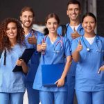 Zakaj je pravilna delovna obutev v zdravstvu tako pomembna? obutev za zdravstvo